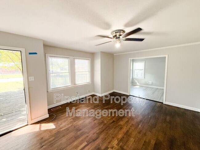 Foto del edificio - 5124 Palmetto Ln