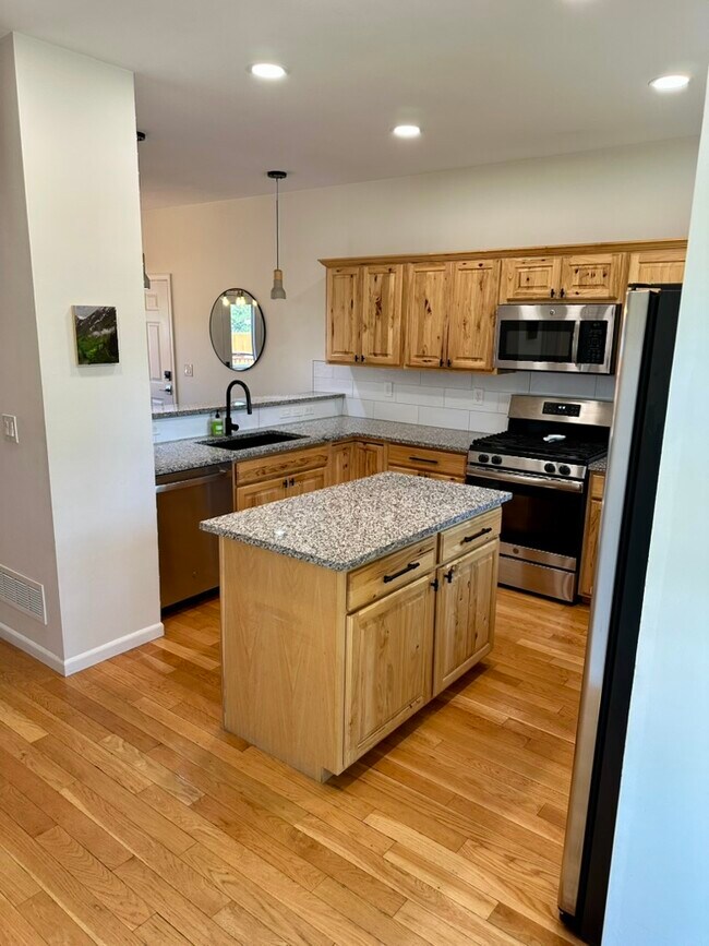 Building Photo - 30469 Hilltop Dr