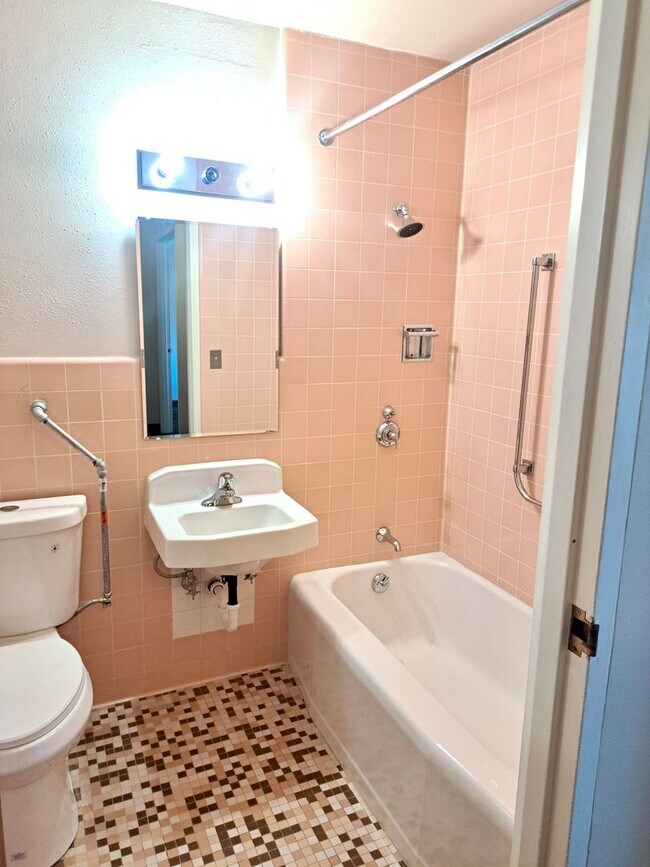 Foto del edificio - UNDER NEW MANAGEMENT: 2bdrm/1ba Efficiency Room - Pet Friendly!