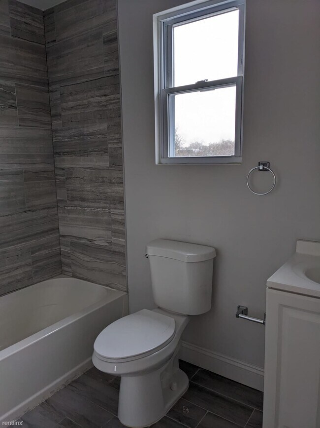 Building Photo - 5 br, 2 bath Duplex - 94 Smith St Apt 2 Ap...