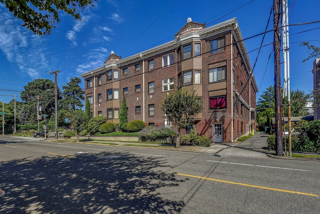 Primary Photo - Woodland Court Apartments