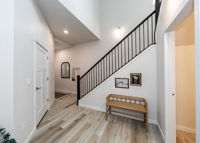 Building Photo - Luxury End Unit Townhome on Westside next to Open Space
