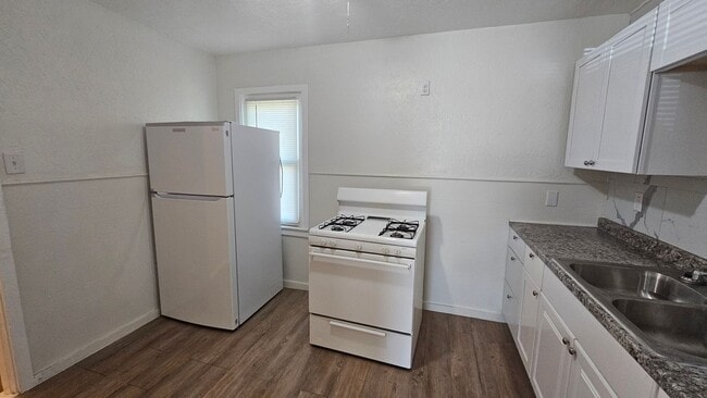 Building Photo - 3 Bed 1 bath home ready for immediate move in!