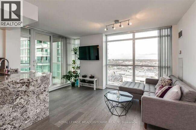Photo du bâtiment - 225 Sherway Gardens Rd