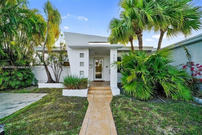 Building Photo - 7544 W Treasure Dr