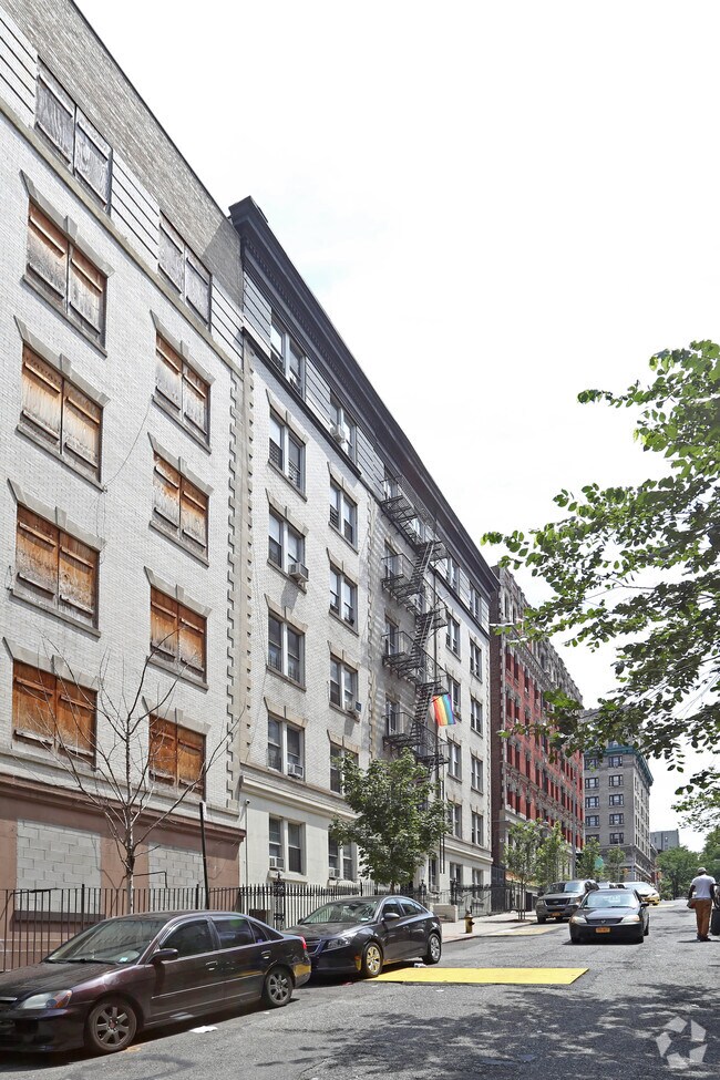 Building Photo - 605 W 141st St