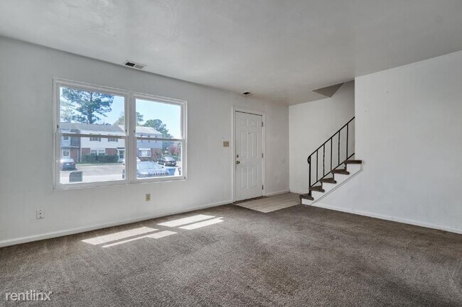 Building Photo - 3 br, 1.5 bath Townhome - 3224 Barlborough...