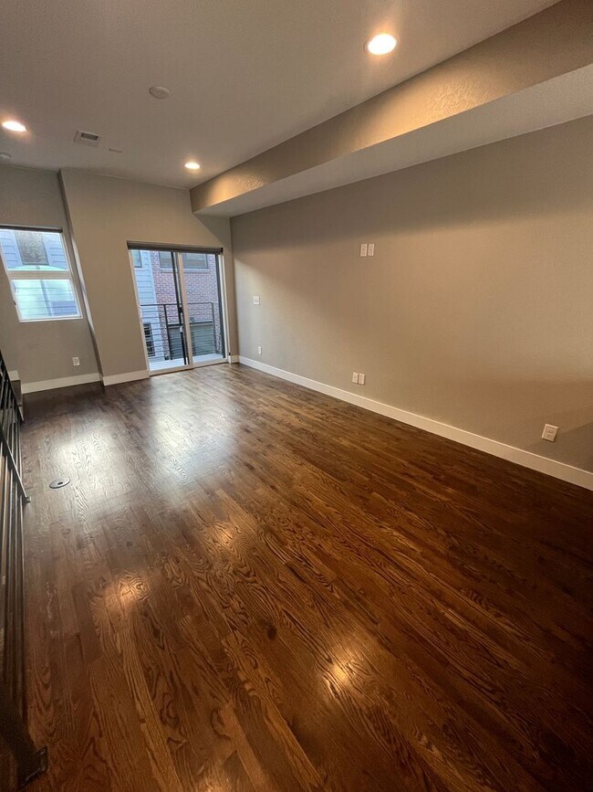 Foto del edificio - Experience Elevated Living at Dominic Row