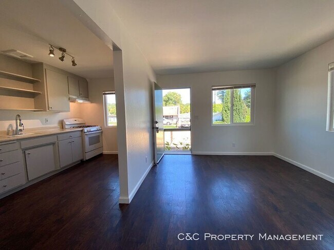 Building Photo - 2801 Daubenbiss Ave