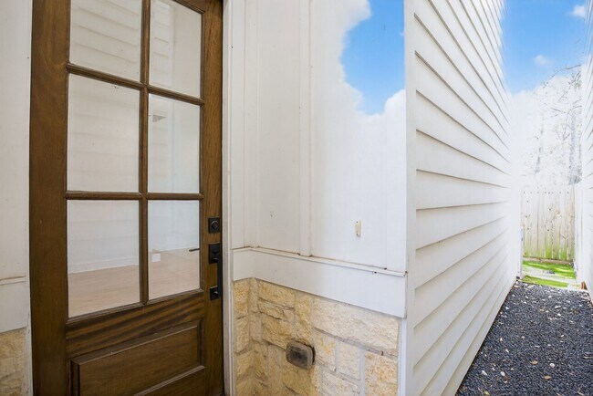 Foto del edificio - 6425 Highland Pine Ln