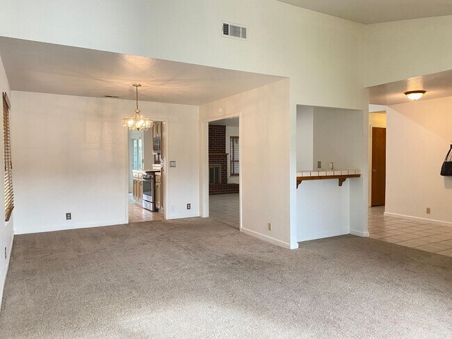 Building Photo - Spacious Manteca Home with a Pool