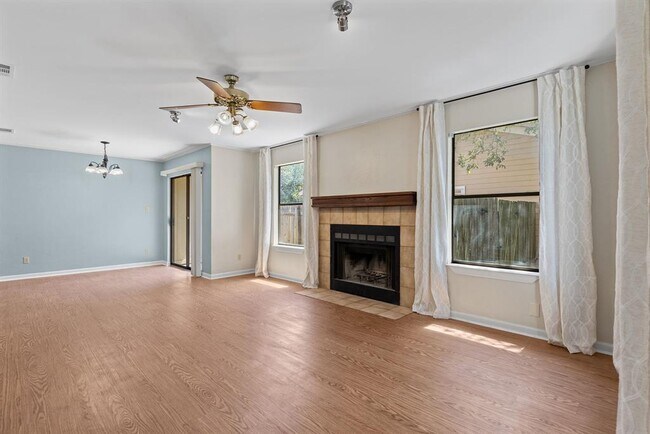 Foto del edificio - 8302 Spring Valley Dr