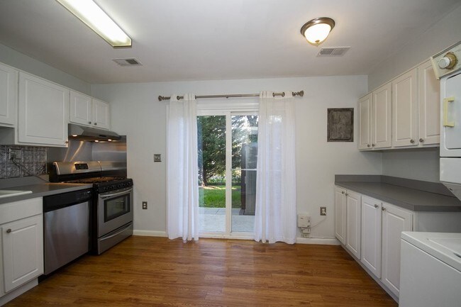 Foto del edificio - 8387 Norwood Dr