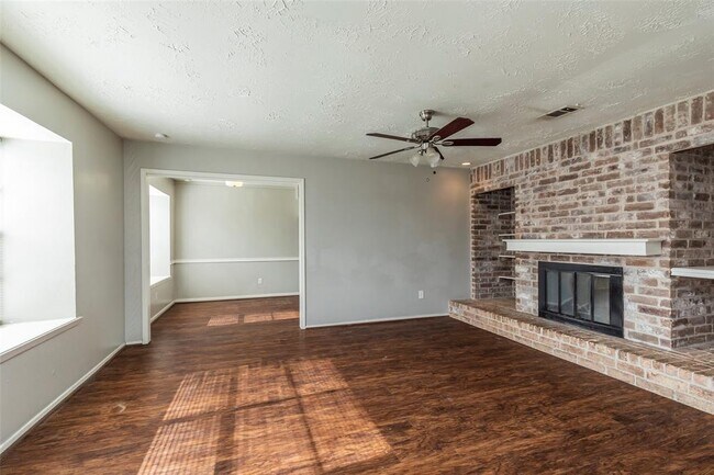 Foto del edificio - 8011 Dodiewood Ln