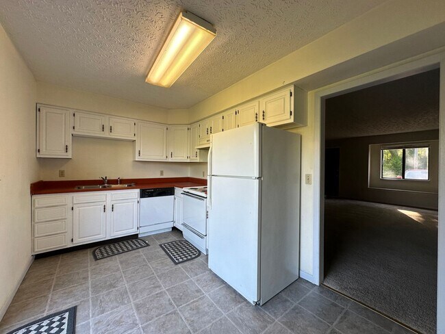 Building Photo - 2 Bedrooms 1.5 baths Townhouse, Kingsport TN