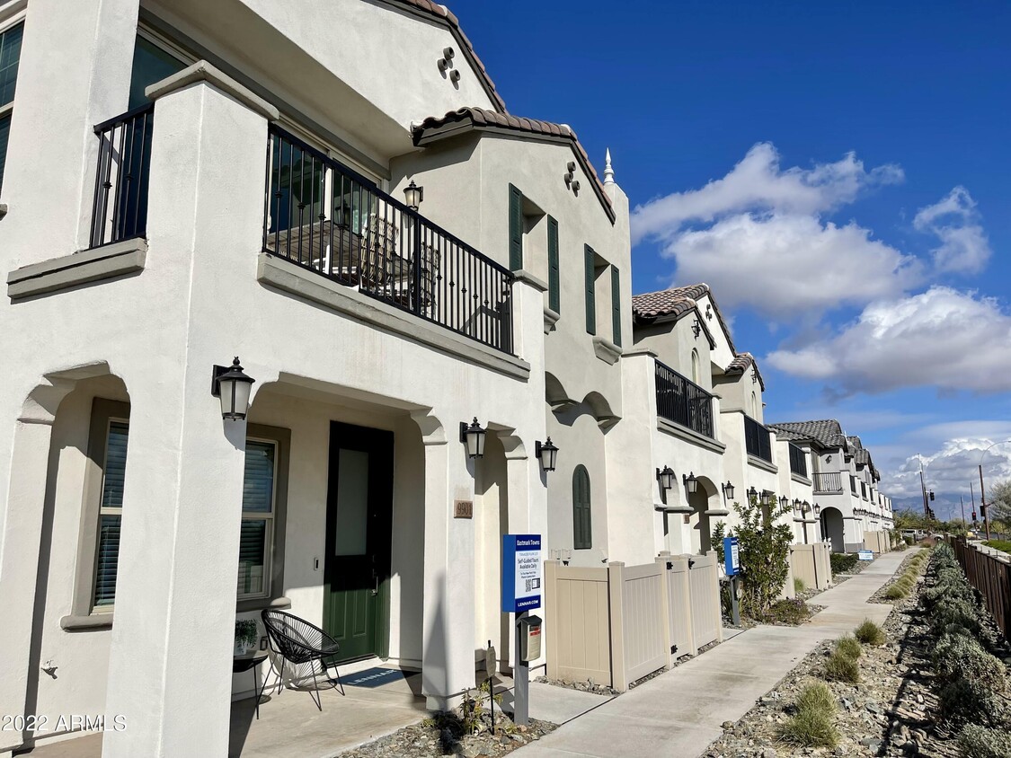 Primary Photo - 9833 E Stratus Ave