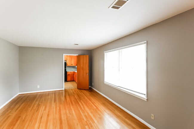 Foto del edificio - 1712 Longmeadow Dr