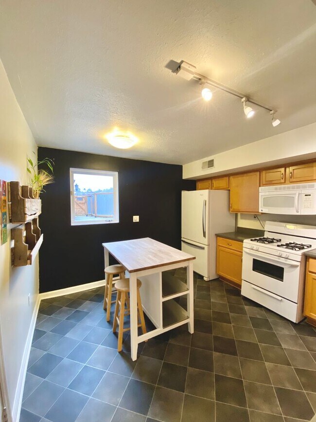 Foto del edificio - Modern 2 Bed/2 Bath in South Side Slopes- Available July 1st