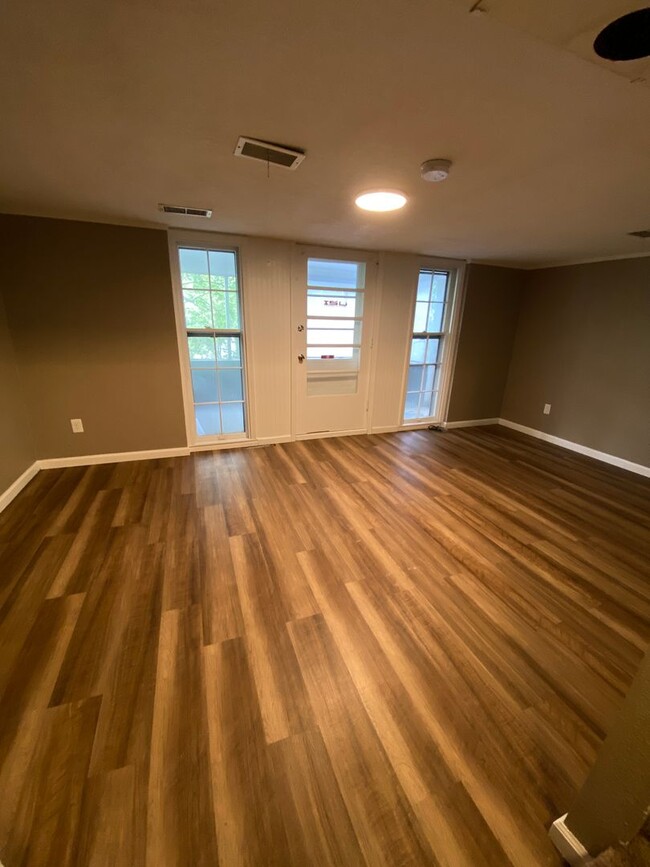 Foto del edificio - Spacious 3bd in McClellan Heights near the...