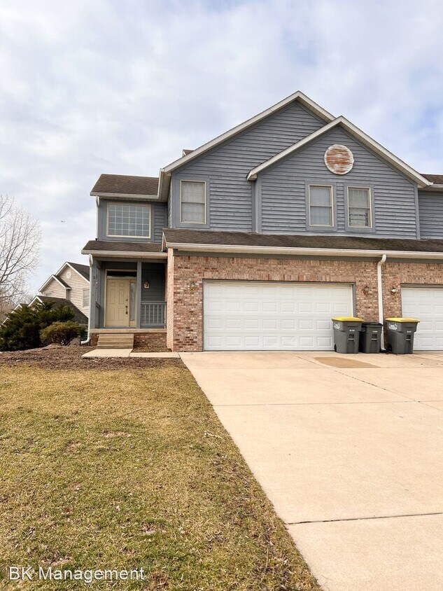 Primary Photo - 3 br, 3.5 bath House - 301 E Pine Avenue