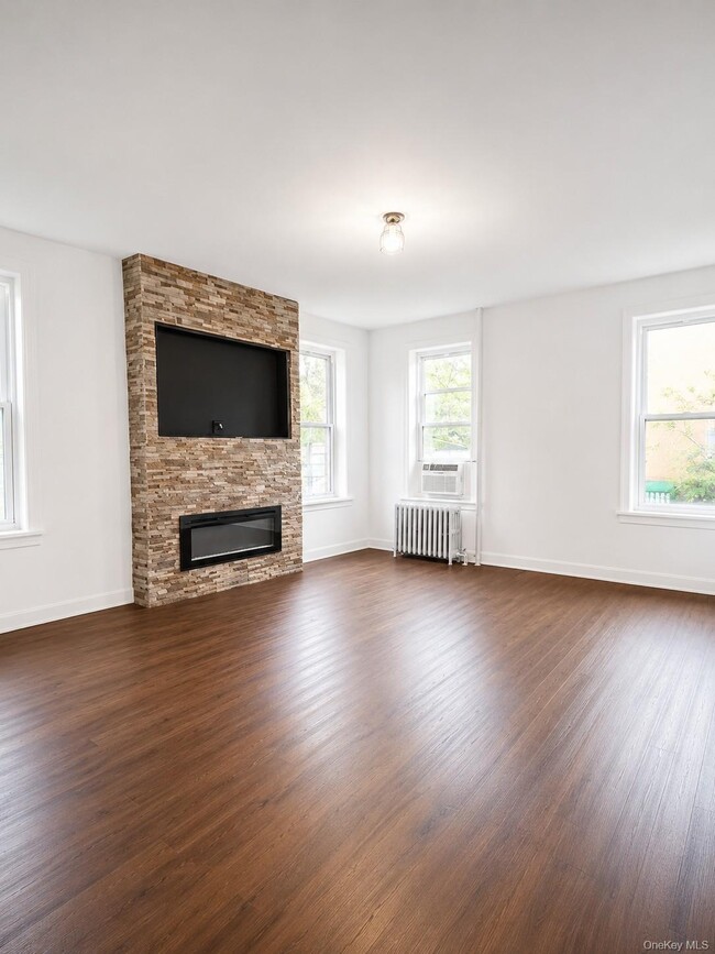 Building Photo - 206 Hoyt St