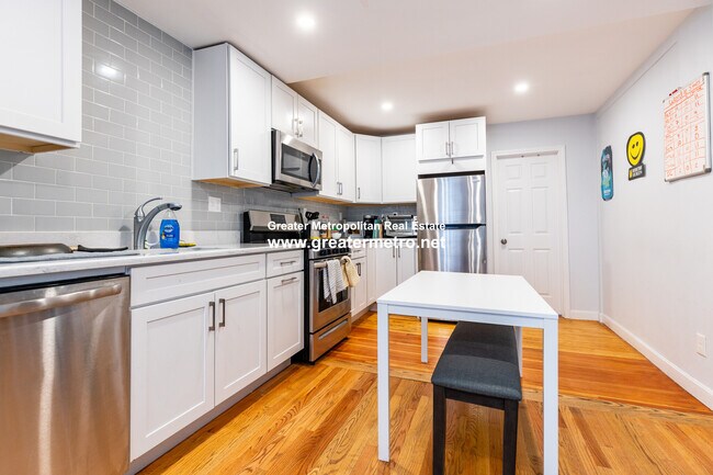 Building Photo - 651 E 7th St