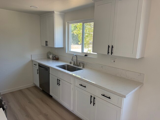 Building Photo - Vista Glen Apartments