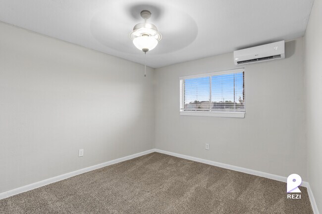 Building Photo - 5135 North Fwy