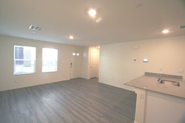 Foto del edificio - 1319 sq ft, 3 bedroom, 2 1/2 bath, 2 car t...