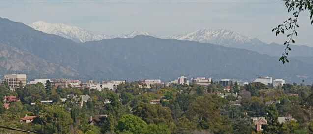 Vistas de montañas nevadas durante el invierno. - 300 Sequoia Dr