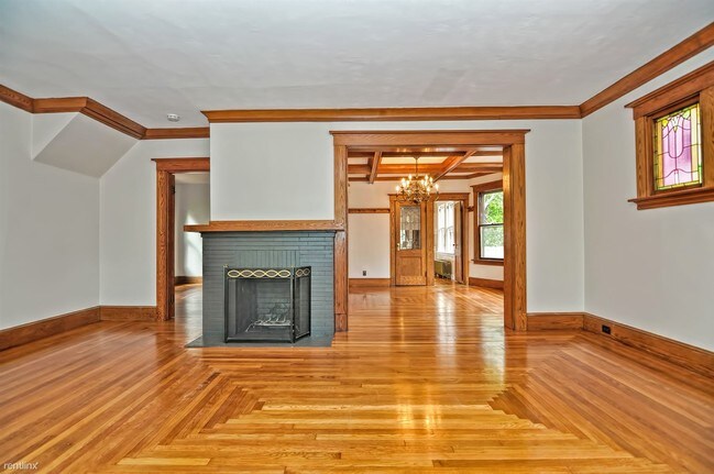 Building Photo - 2 br, 1 bath Triplex - 969 Elm St Fl 1