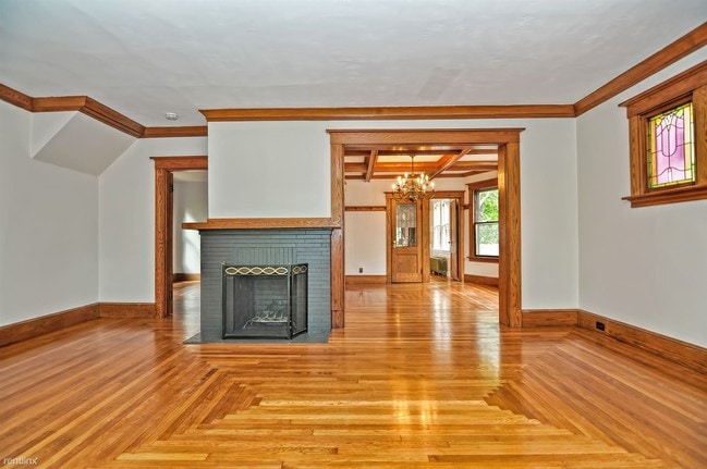 Foto del edificio - 2 br, 1 bath Triplex - 969 Elm St Fl 1