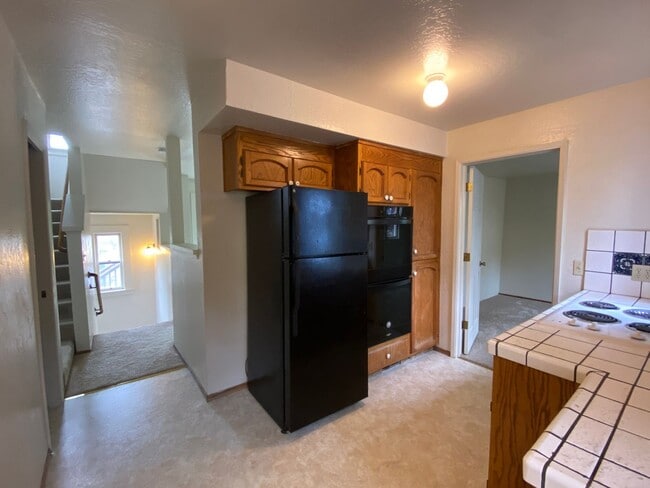 Building Photo - Beach Hill Townhouse just 2 Blocks to Main...