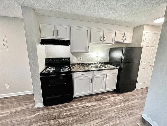 Experimente un diseño eficiente con esta acogedora cocina moderna con acabados elegantes. - Monte Vista