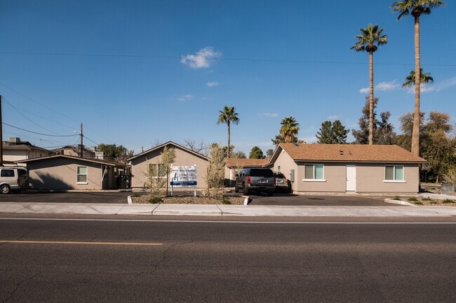 Oak Place Apartments - 2308 N 28th Pl