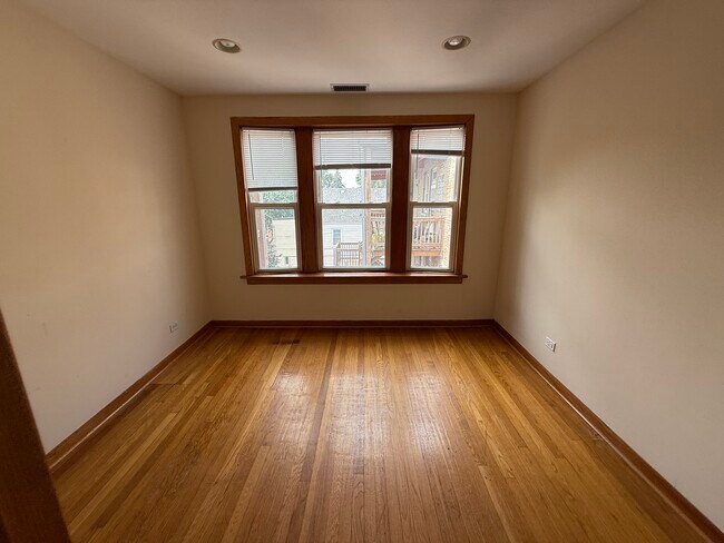Foto del edificio - 2722 N Kimball Ave