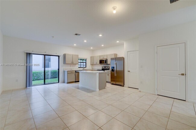 Building Photo - 1170 SW 7th Ct