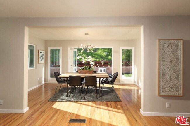 Foto del edificio - 27051 Shorewood Rd
