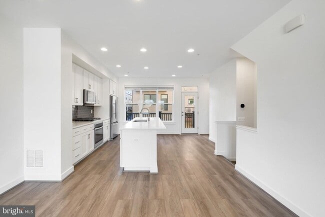 Building Photo - 16560 Crabbs Branch Way