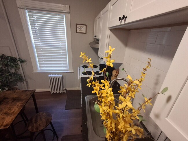 Building Photo - 196 Magnolia St