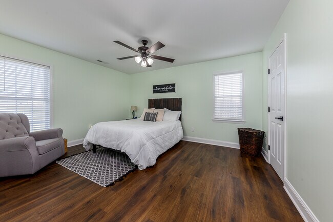 Dormitorio principal: Amplio dormitorio con baño privado. - 122 Sellhorn Blvd