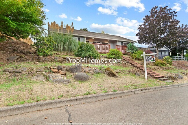 Foto del edificio - Beautifully Updated Three Bedroom Home in ...