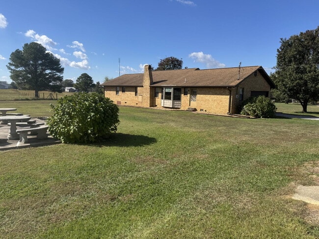 Foto del edificio - Spacious 3 Bedroom Home on Large Lot