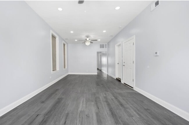 Building Photo - 2253 W Belmont Ave