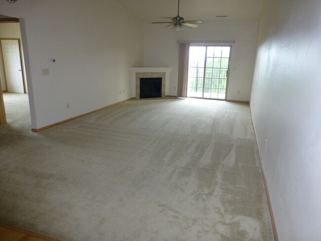 Living room w/ vaulted ceilings and fireplace - 2474 Cascade Ln