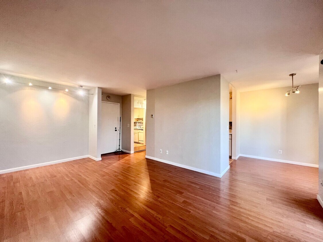 Foto principal - Spacious 1 bedroom with wood laminate floo...