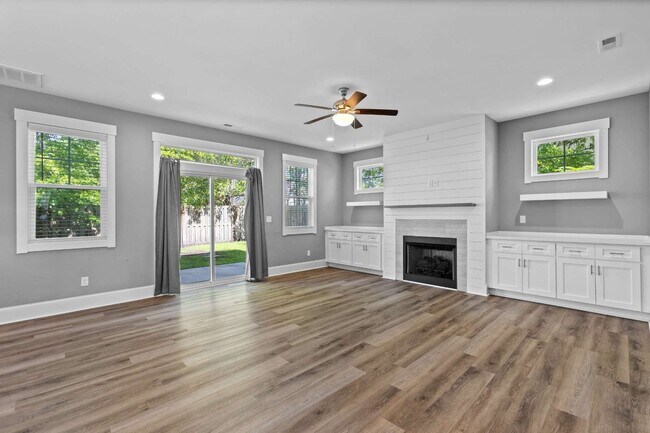 Foto del edificio - Coastal Living with Bonus Room & Flexible Space