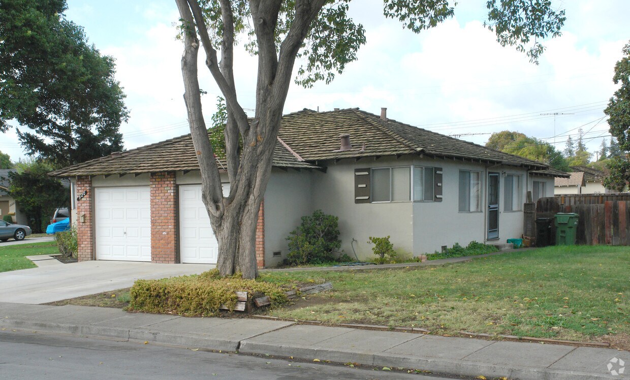Building Photo - 920-922 Live Oak Dr