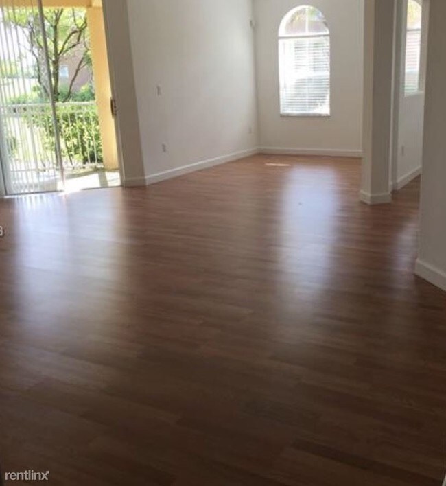 Foto del edificio - 3 br, 2.5 bath  - 10242 NW 7th St Unit 105