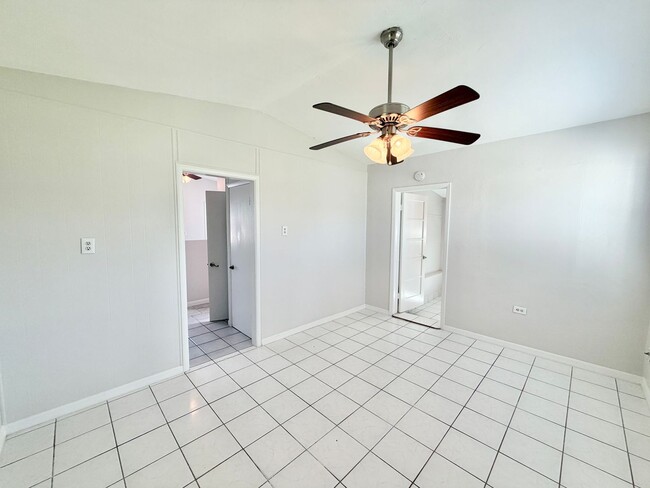 Building Photo - Roppo (561 SWB)